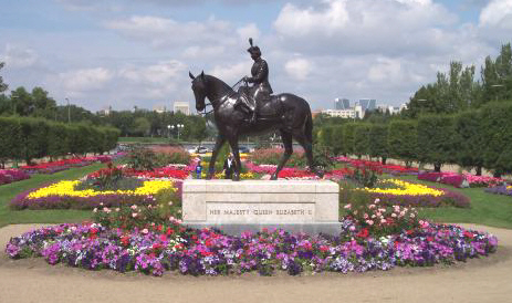 Burmese-queen-elizabeth-statue