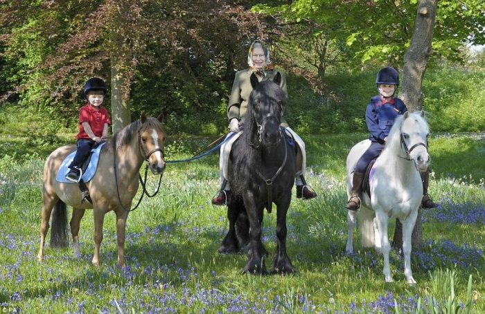 Queen-Elizabeth-riding-with-grandchildren