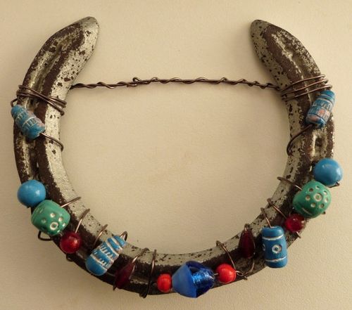 Horseshoe-beaded