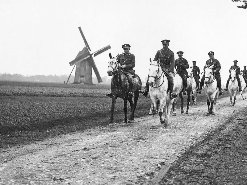 War-horse -NLS_Haig_-_C.O._of_the_Royal_Scots_Greys_with_his_staff